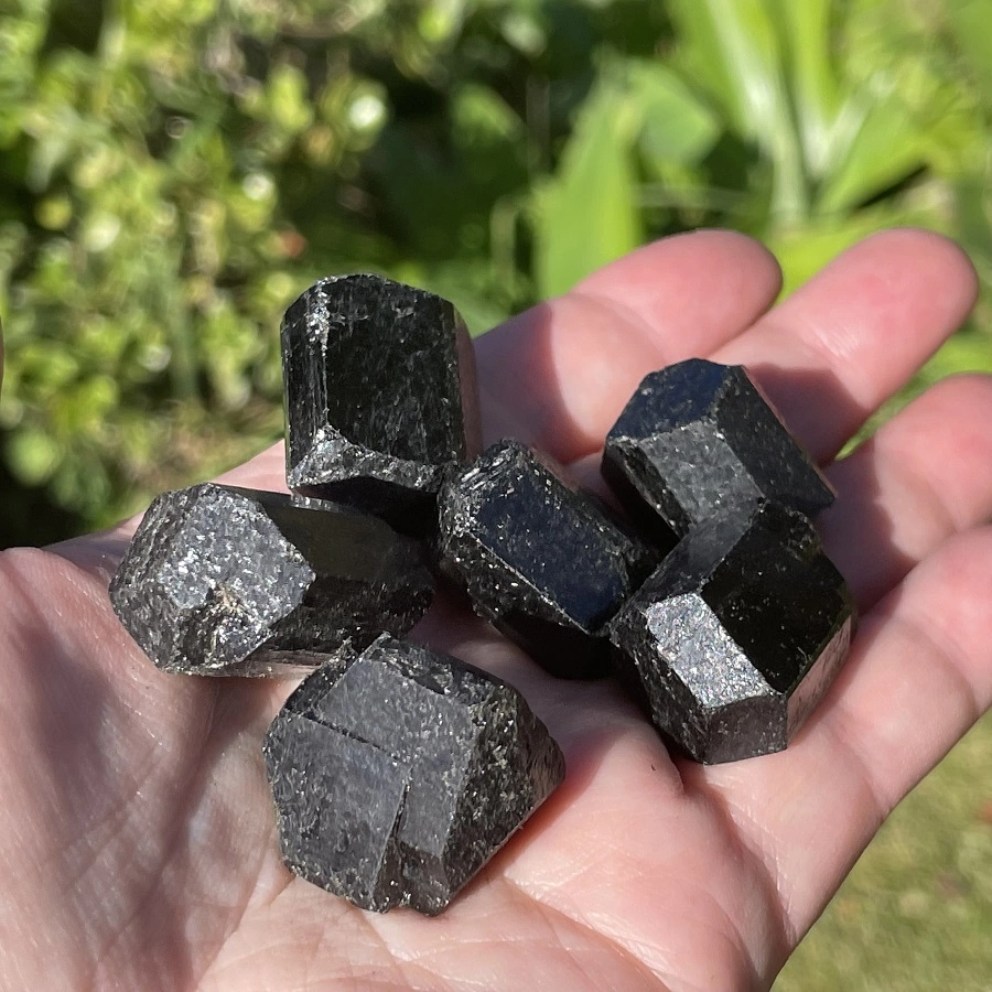 Must turmaliin - sinu kaitsekristall